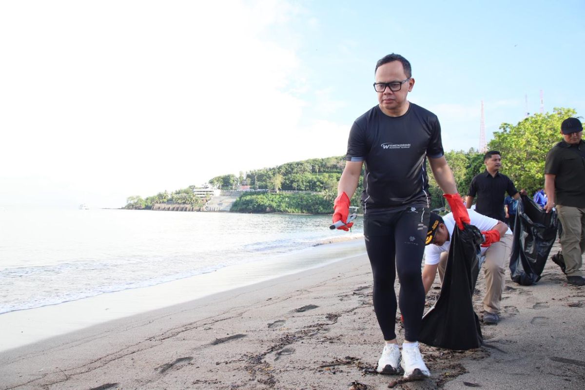 Deputy Minister of Home Affairs and IPDN Cadets in NTB Clean Senggigi Beach