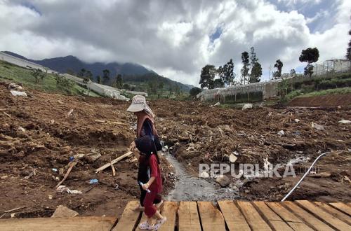 Human body part found at site of deadly landslide in West Bandung