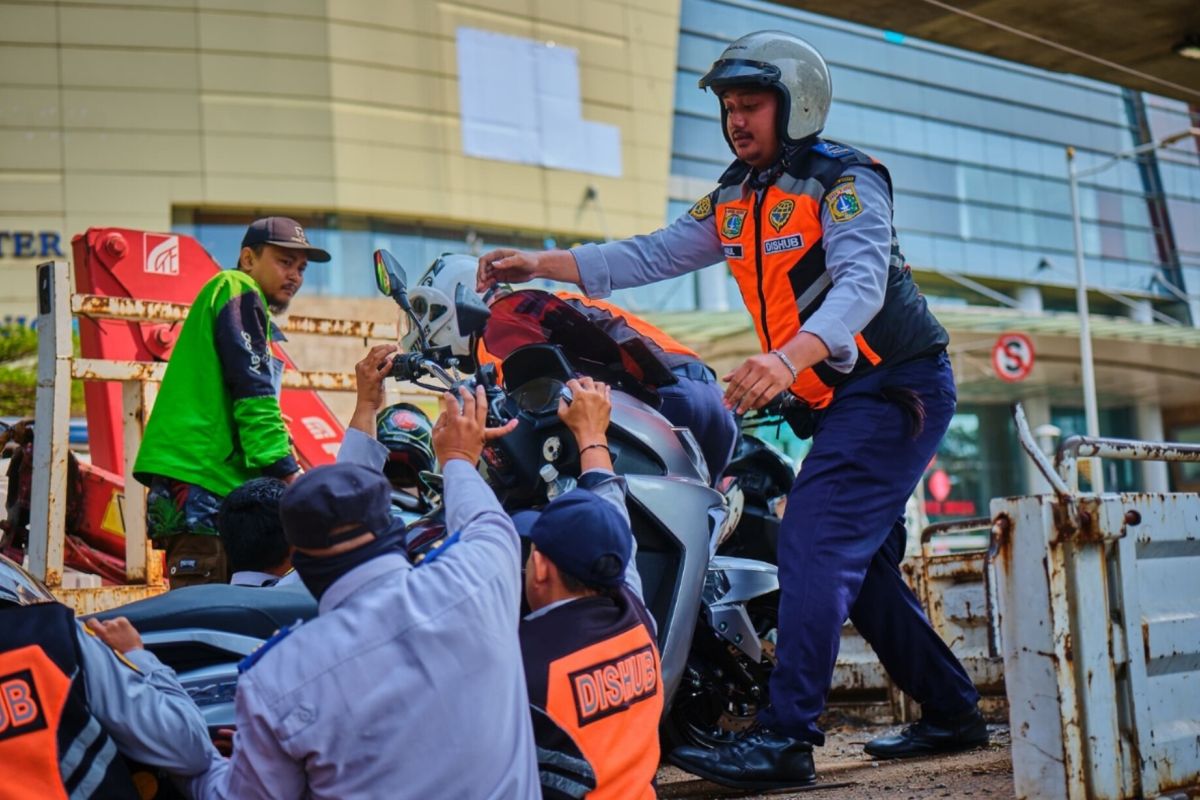 South Jakarta Dishub nets dozens of motorcycles parked illegally in Setiabudi