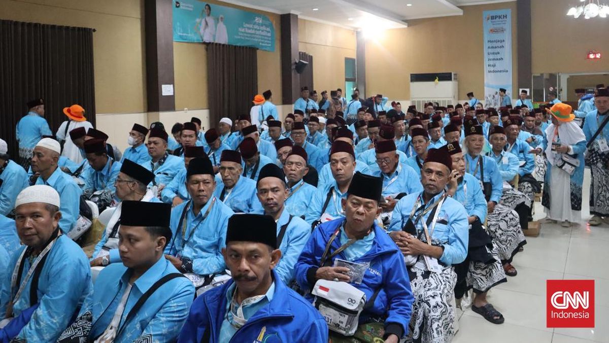 East Java Hajj Pilgrims Caught With a Magic Jar and Cigarettes
