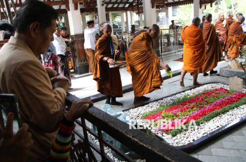 Monk from Four Countries Pays Homage at Gus Dur's Tomb Ahead of Vesak Celebrations