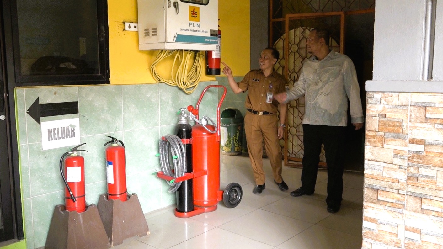 After a nearby school fire, SMAN 112 Jakarta alumni install 30 APAR fire extinguishers