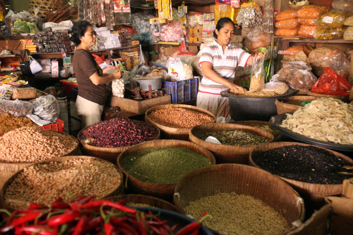 Bali Tourists Explore Traditional Market To Bring Taste Of Island Home
