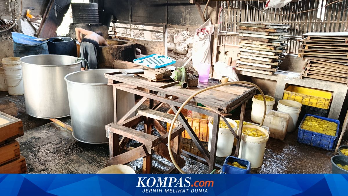 Soybean prices rise, Bekasi tofu producer trims profits to keep business afloat