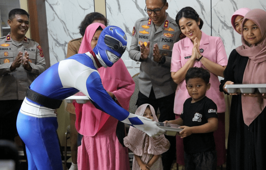 Penajam Paser Utara Police Distribute Free Nutritious Meals to 3B Vulnerable Groups