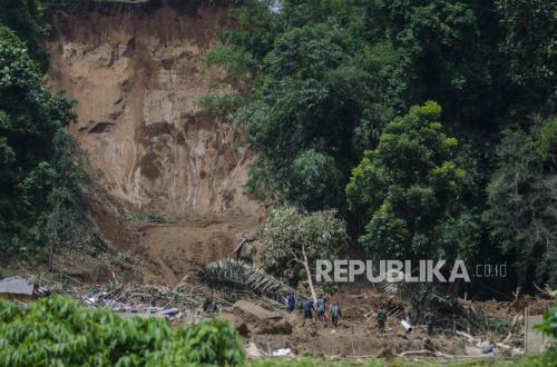 Two Karawang Tourists Trapped in Landslide at Curug Cileat, Subang Found Dead