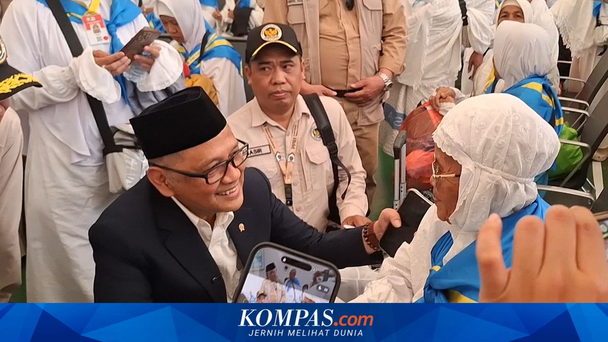 Irfan Yusuf Arrives at Jeddah Airport and Immediately Greets Pilgrims
