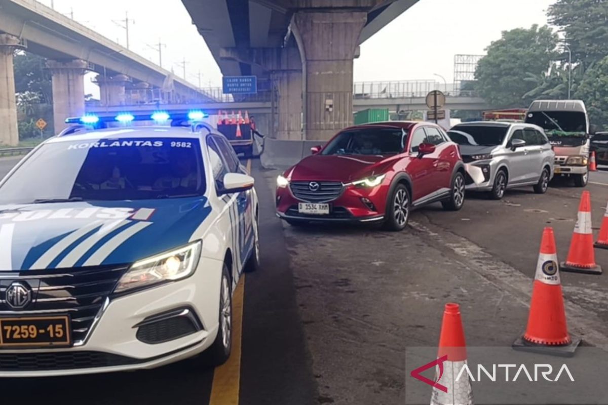Contraflow traffic reinstated at KM 23 on the Jakarta-Cikampek Toll Road
