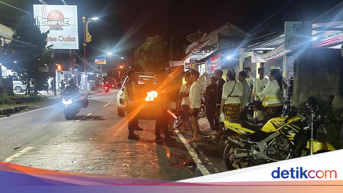 Two Teenagers Seriously Injured After Motorcycle Crash in Karangasem