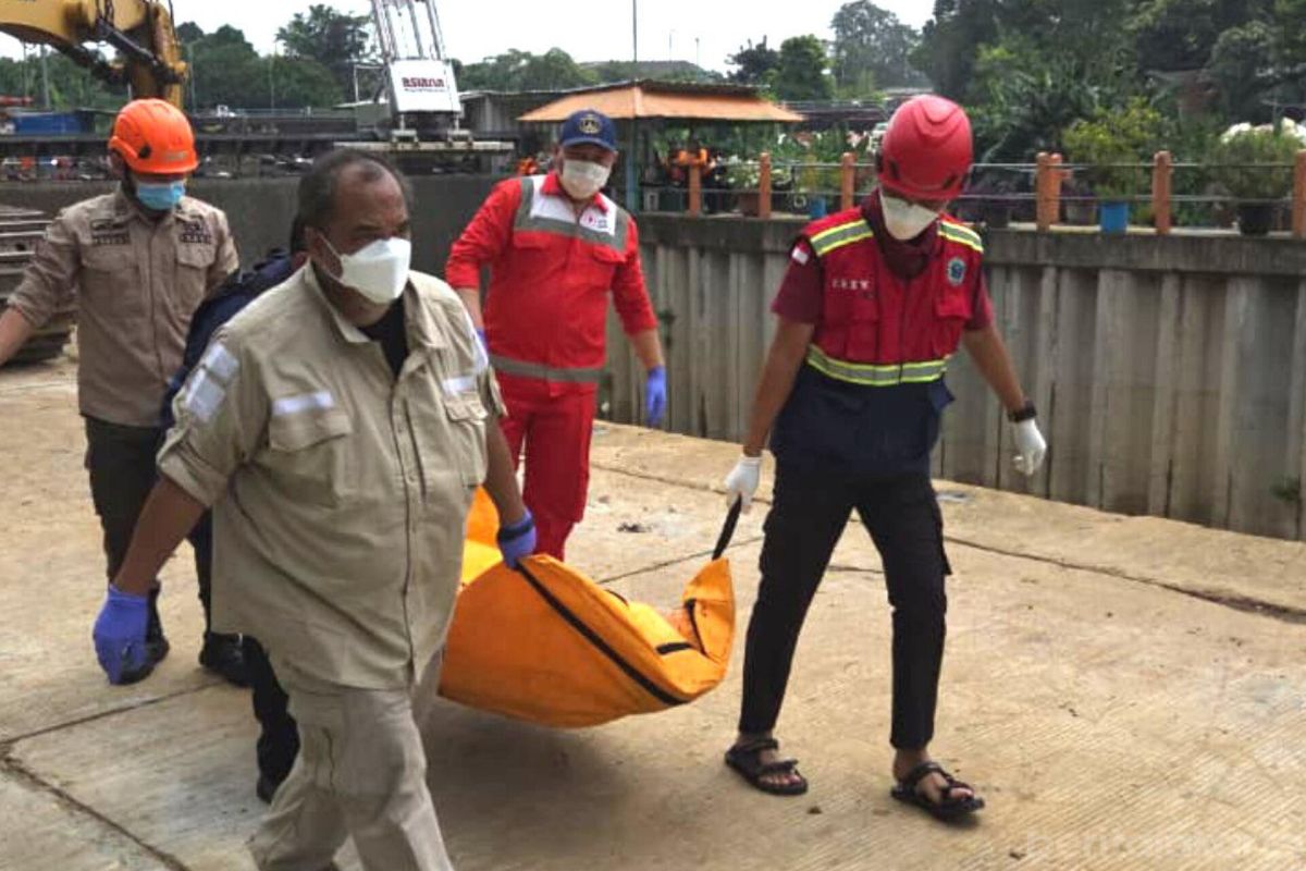 BPBD South Jakarta has evacuated a 14-year-old boy who drowned at TB Simatupang