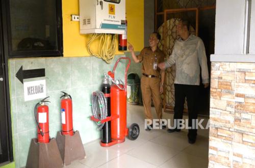 SMAN 112 Alumni Donate 30 Grande Fire Extinguishers and Renovate Mosque After Fire in Surrounding Area