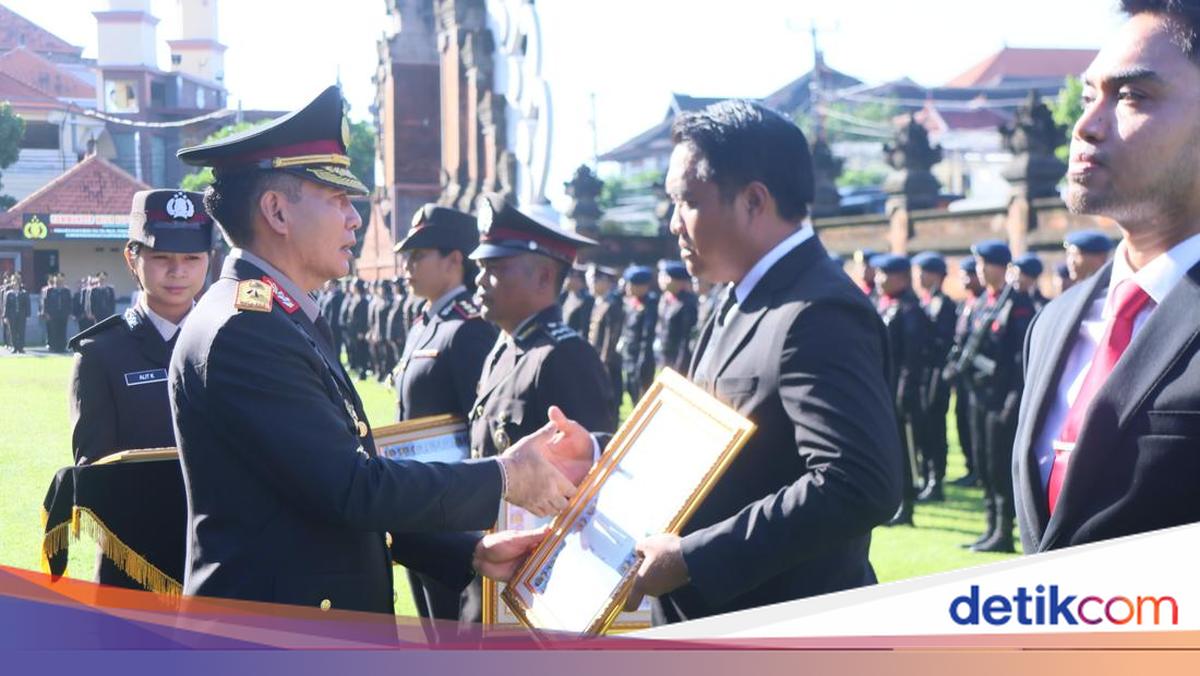 Bali Police Award High-Performing Officers and Work Units