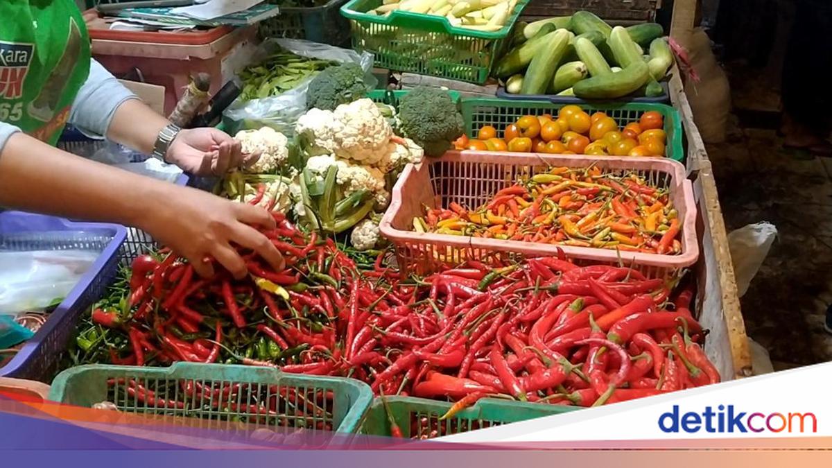Heavy Rainfall Pushes Up Bird's-Eye Chilli Prices in Jakarta