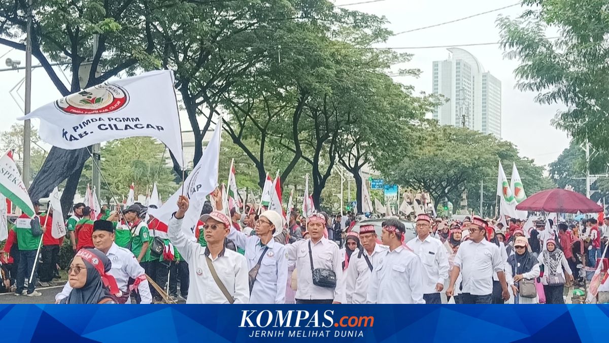 Madrasah Teachers Demonstrate Outside the Indonesian Parliament, Call for Changes to the ASN Law