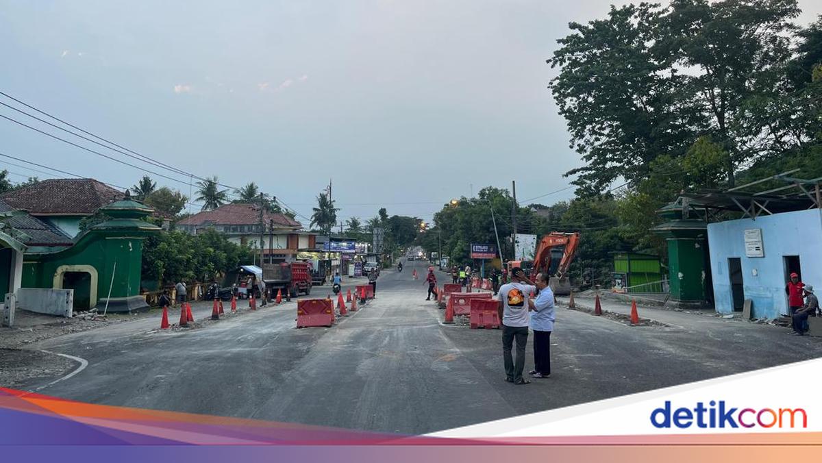 Scenes After the Demolition of the Old Parangtritis TPR
