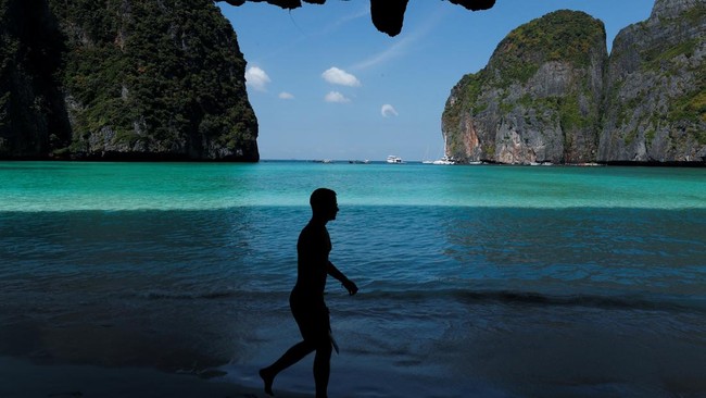 Many Unruly Tourists Push Thailand to Trim Visa-Free Stay to 30 Days