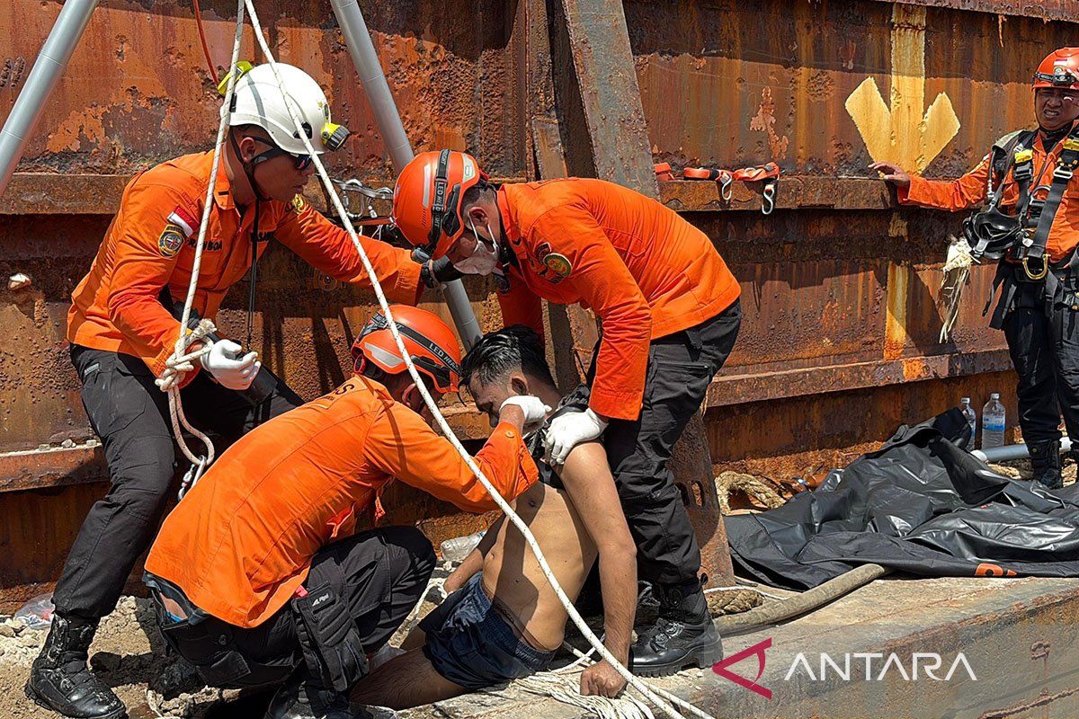 Jambi SAR evacuates three workers after gas poisoning on a barge