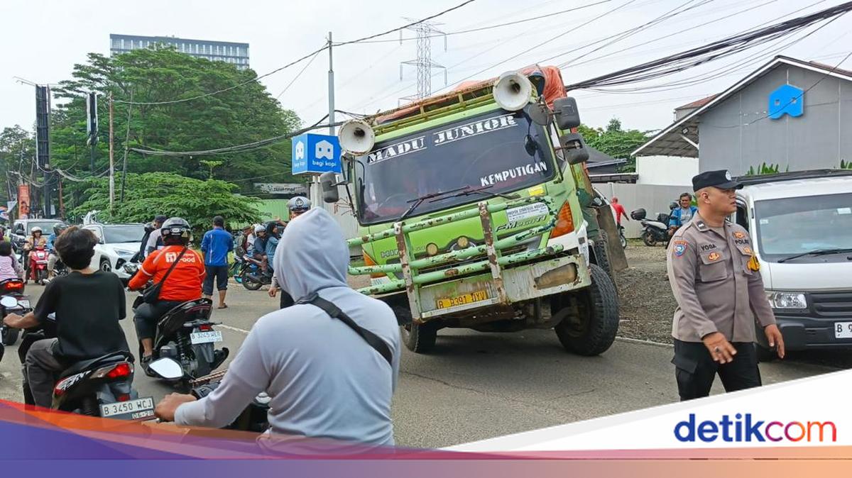 Ciputat Traffic Gridlock This Afternoon After Truck Plunges into Drain