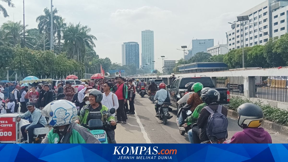 Madrasah teachers and online motorcycle taxi drivers protest in front of the DPR, Gatot Subroto traffic toward Slipi largely smooth