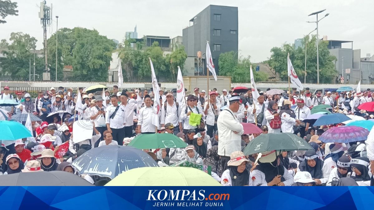 Demo in Front of the DPR, Private Madrasah Teachers Demand Appointment as ASN