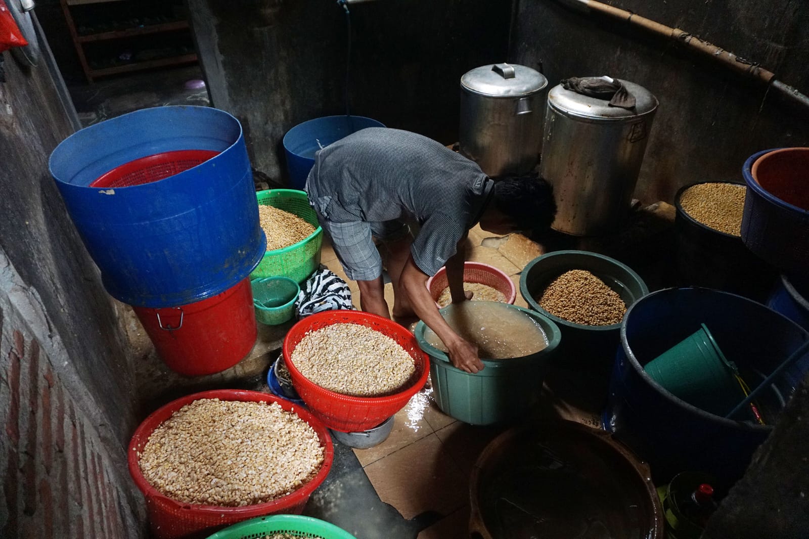 Imported Soybeans and Plastic Prices Soar, Tempe Makers Struggle