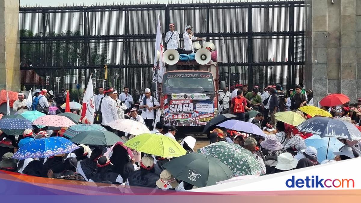 Private Madrasah Teachers Rally in Front of DPR, Seek ASN Status