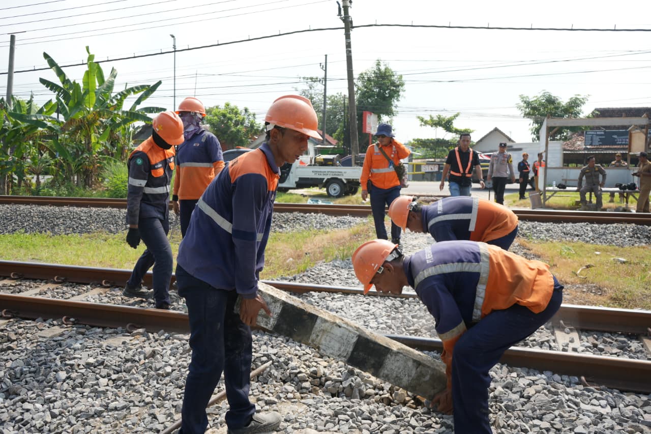 KAI Daop 8 Surabaya Again Closes Four Illegal Level Crossings