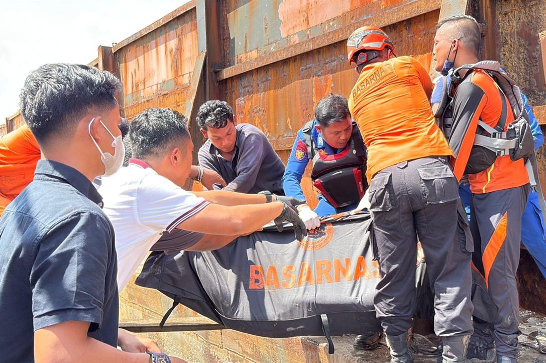 Three Workers Die of Gas Poisoning in the Hold of a Barged Vessel