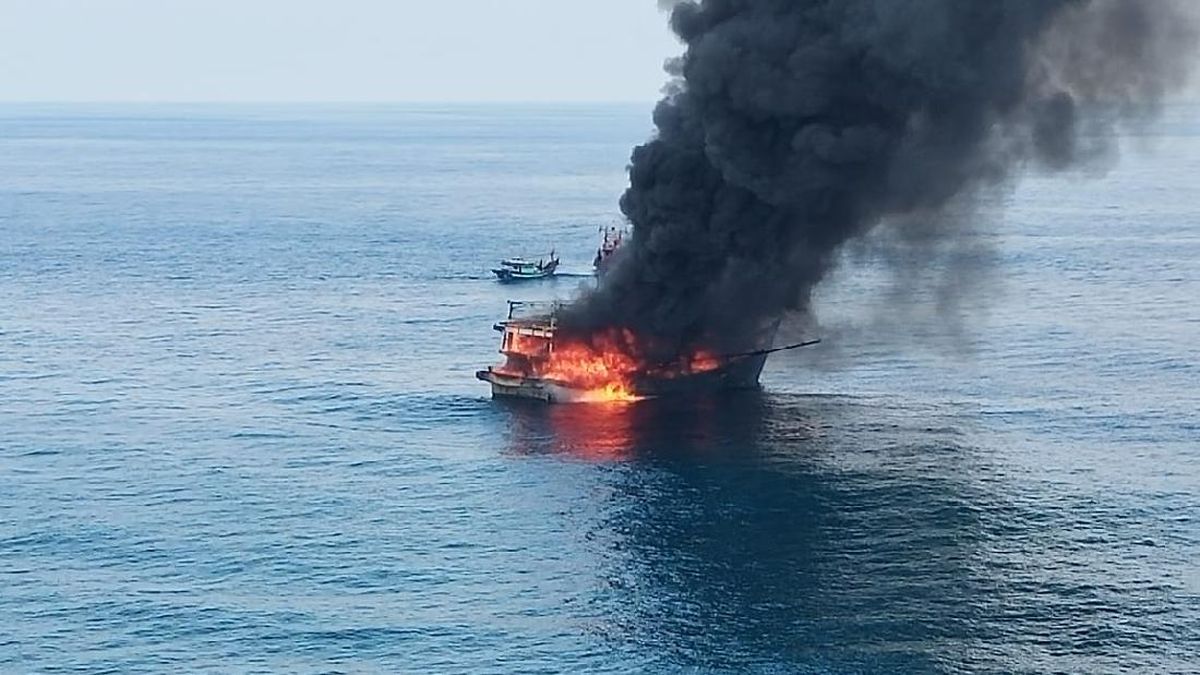 Ship Explosion in Central Sulawesi Bay Leaves 3 Crew Members Injured