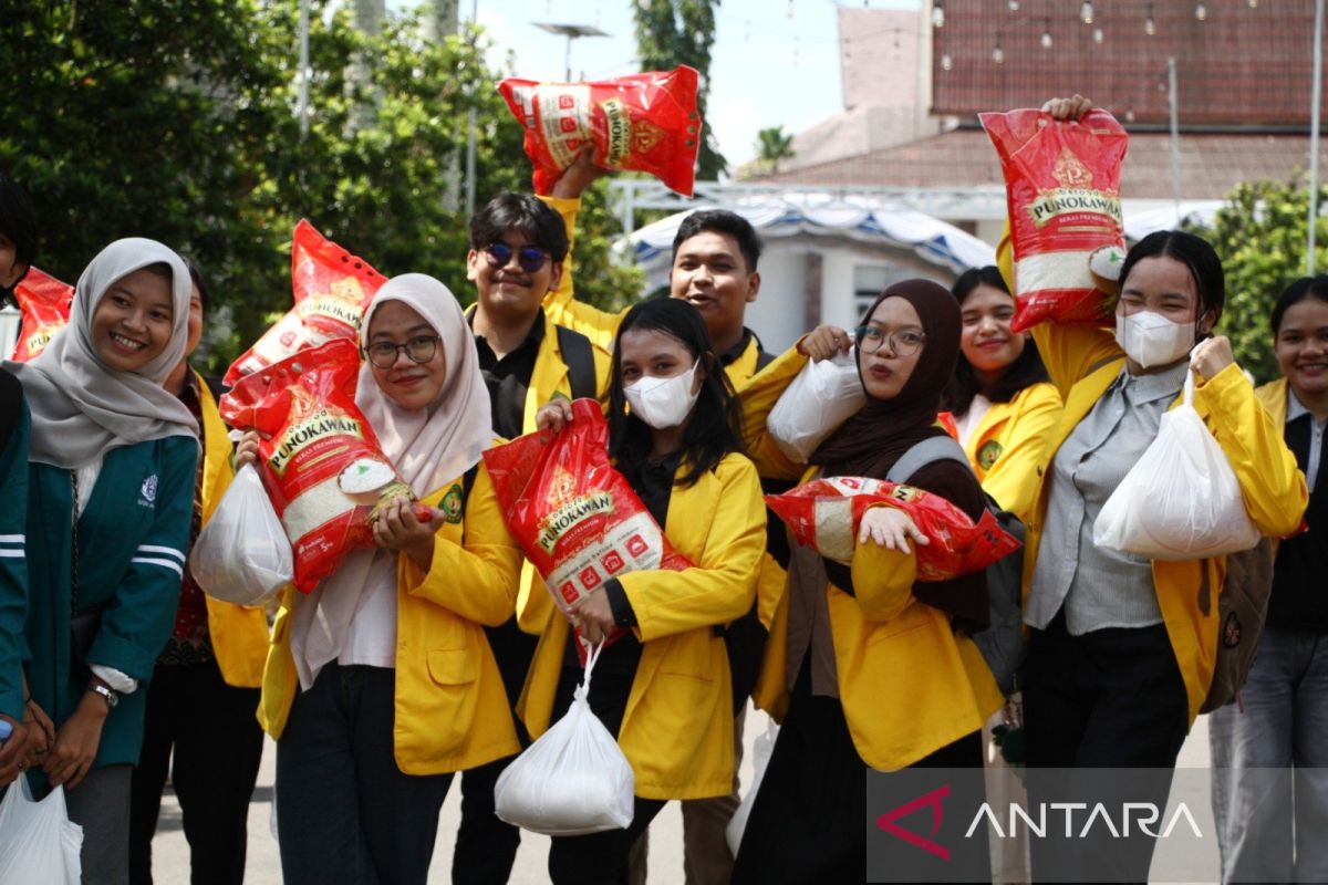 Governor distributes 3,500 sembako packages to students on Kalimantan Tengah's 69th anniversary