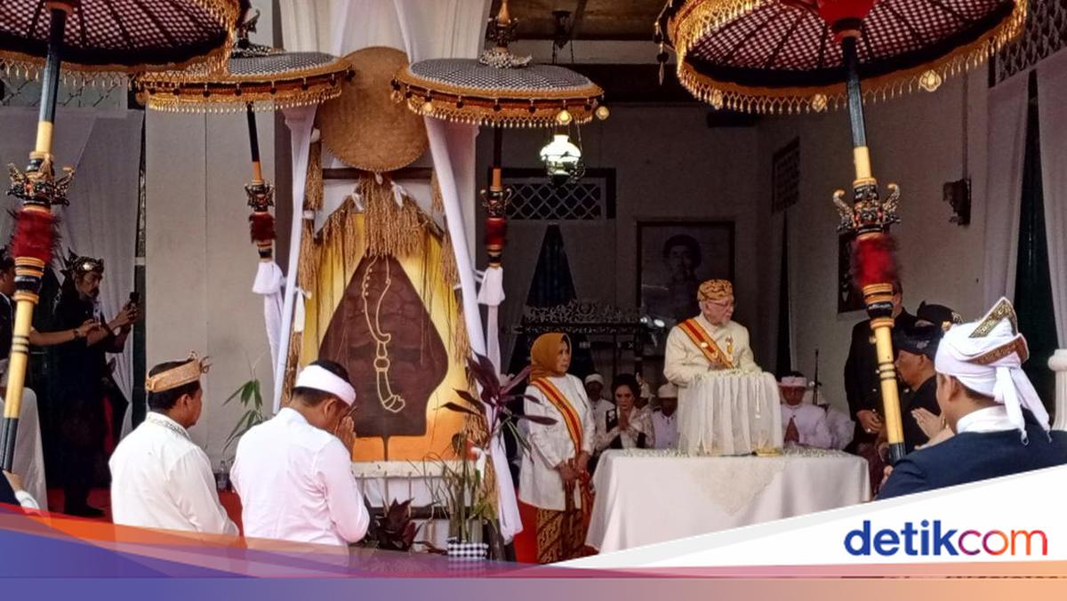 Milangkala Tatar Sunda Cultural Procession Showcases the Binokasih Crown