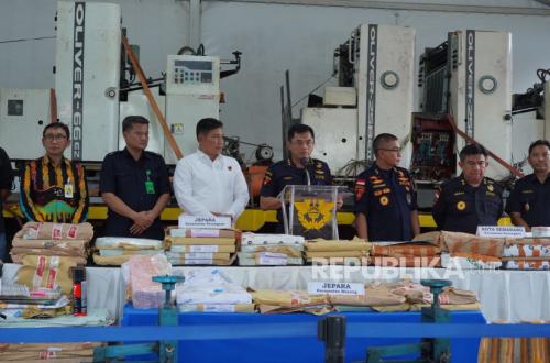 Customs and TNI bust illegal excise stamp production syndicate in Central Java
