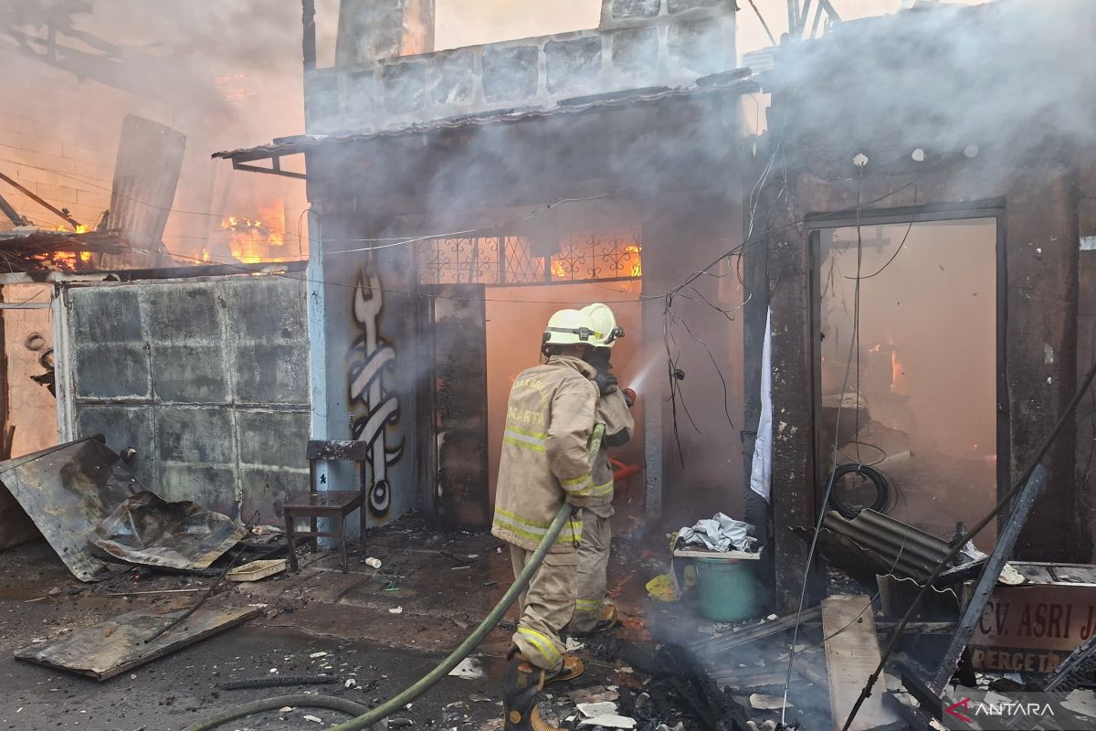 Three Buildings in Jatinegara Catch Fire, Suspected Electrical Short-Circuit at Printing Shop