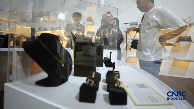 Sandra Dewi's Jewelry Auctioned Off, Including a 44-Diamond Necklace