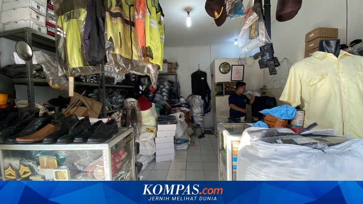 In the Face of Marketplace Onslaught, Kramat's Official-Uniform Traders Rely on Corporate Orders