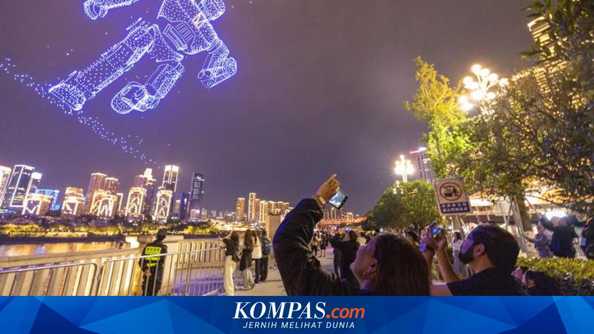 Tourists Admire China’s Security as Backpack Full of Valuables Goes Untouched