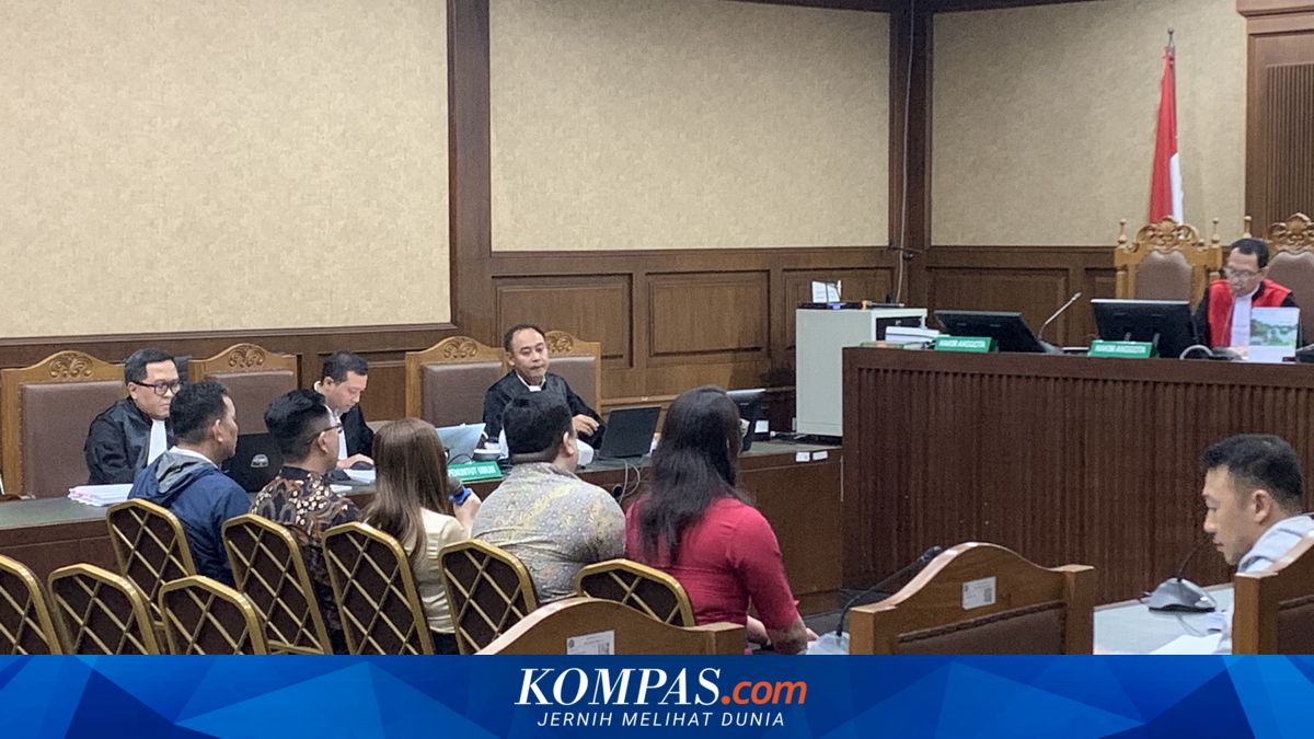 Customs Official Reveals Initial Meeting with John Field Amid Alleged Bribery Case