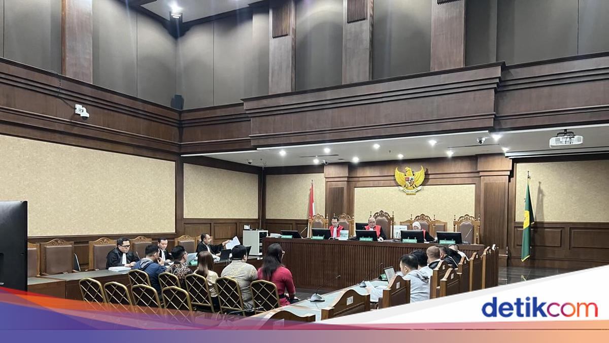 Prosecutor Questions Witness Over Codes on Bribe Envelopes: Is There a Director-General of Customs?