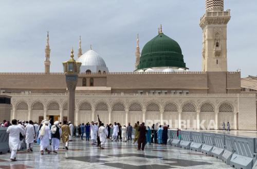 The Prophet Muhammad and the Stones Tied to Suppress Hunger