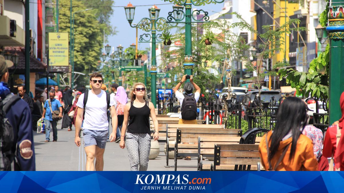 Bule Mengajar: Yogyakarta's Effort to Increase Foreign Tourists' Length of Stay