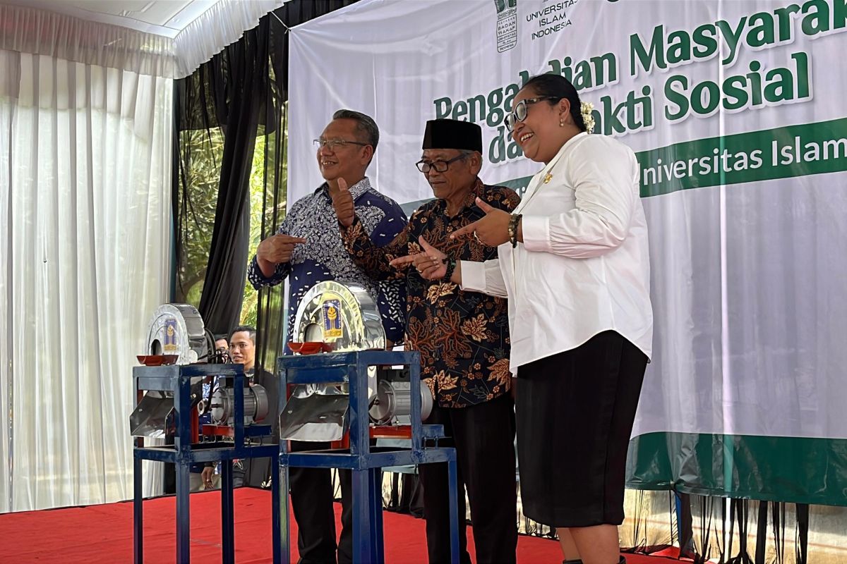 UII Provides Banana-Chopper Machines to Gunungkidul MSMEs