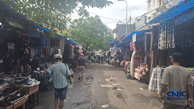 Jatinegara School Uniform Sellers Wary Ahead of the New Academic Year