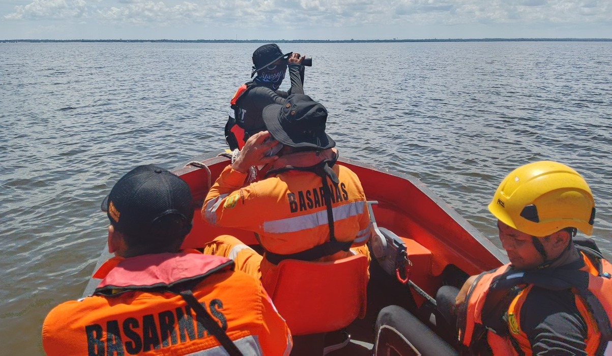 One Deckhand Missing in Rupat Strait, Dumai; SAR Team Conducts Search