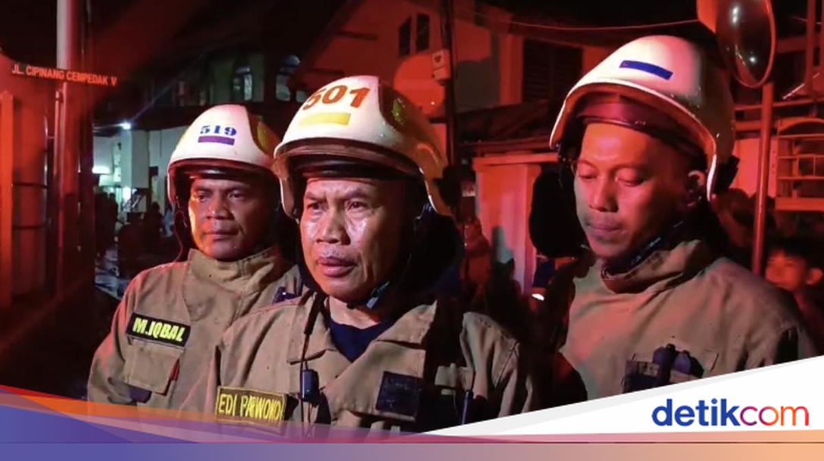 Fire in Jatinegara Destroys Five Houses, Suspected to be Caused by Electrical Short Circuit
