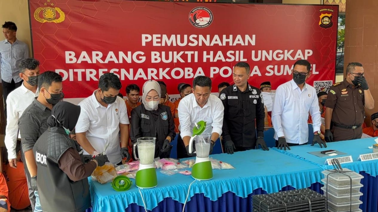 Methamphetamine and Ecstasy Worth Rp2.8 Billion Destroyed Using a Blender
