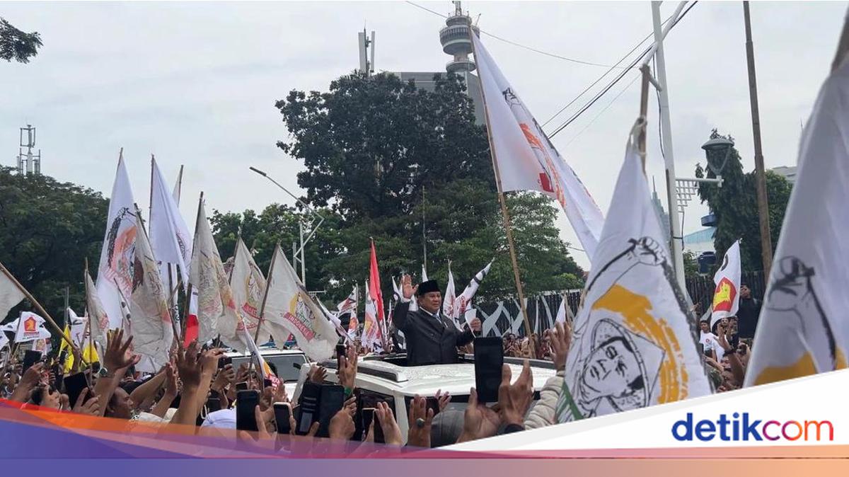 Prabowo Greets Demonstrators Outside the DPR Building After Plenary Session