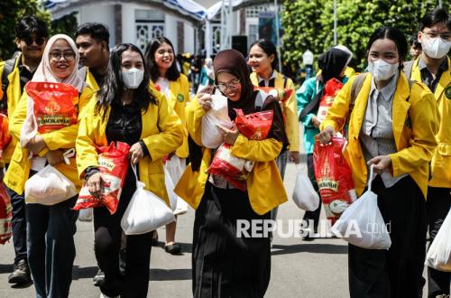 Thousands of Free Sembako Packages Distributed to Students in Central Kalimantan