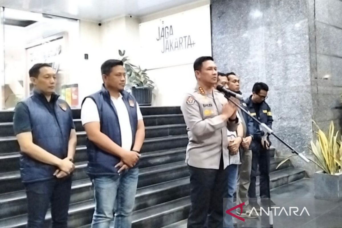 Police interrogate model allegedly a mugging victim in West Jakarta