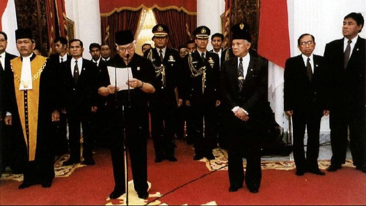 Exactly 28 Years Ago: 21 May 1998 — Soeharto Officially Resigns and the New Order Falls