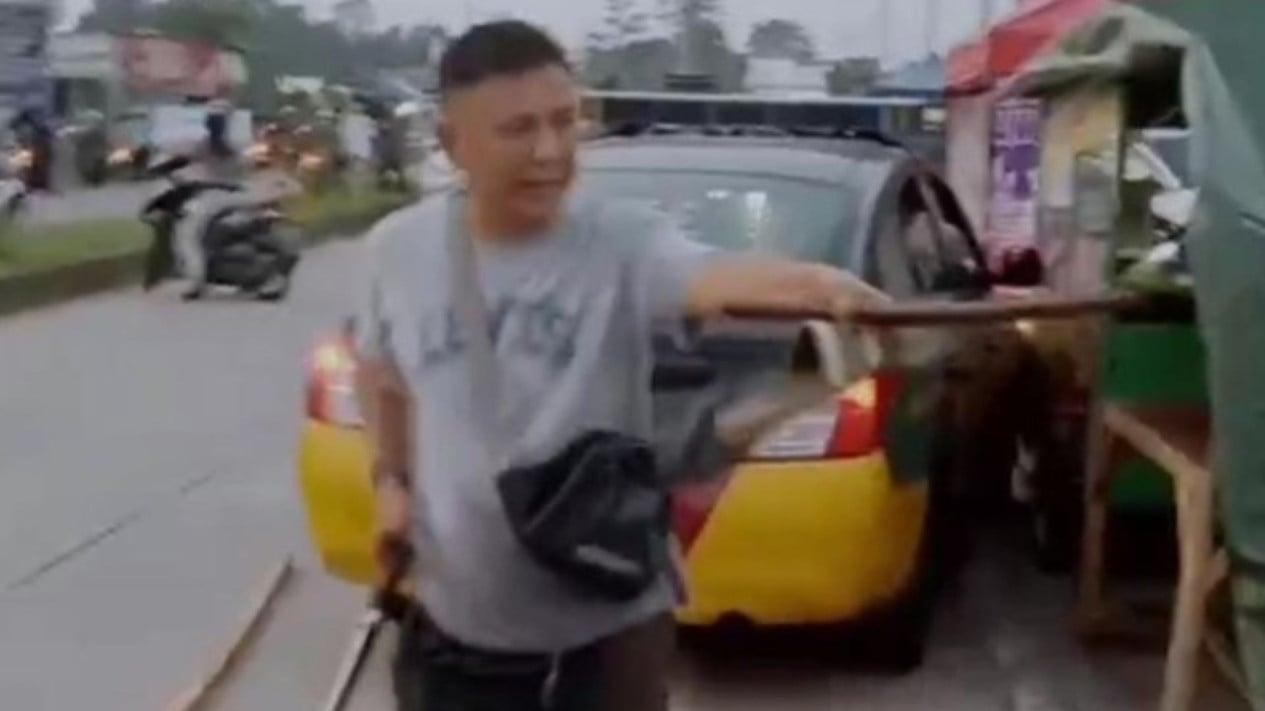 Police officer goes on a rampage, threatening residents with a sword and pistol in Garut, ends up beaten by a mob